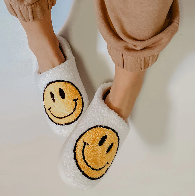 Relaxation with a Smile The Ultimate Cozy Slippers for Comfort and Joy